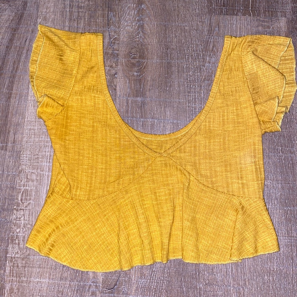 Cute yellow crop top!